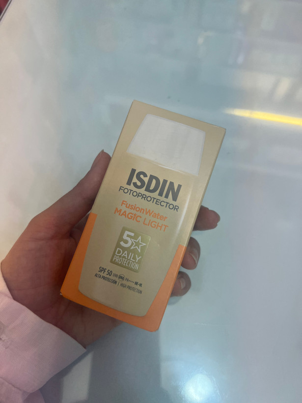 ضدافتاب رنگی فیوژن واتر spf50 ISDIN LIGHT